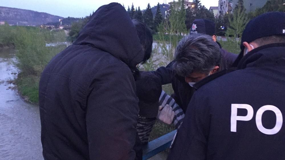 Dereye atlamaya kalkışan şahsı polis kurtardı 