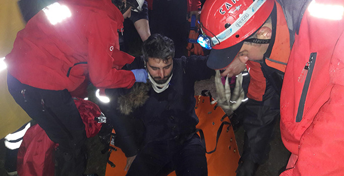 Dereye düşen genç 2 saatlik operasyonla kurtarıldı