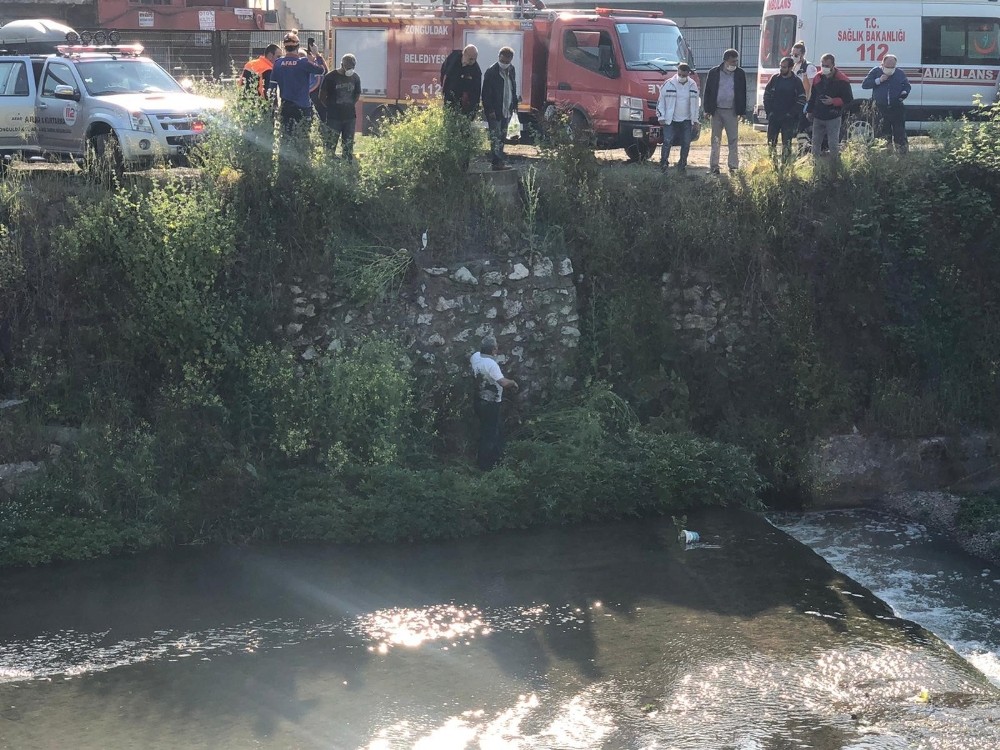 Dereye düşen şahsı AFAD ve itfaiye ekipleri kurtardı 