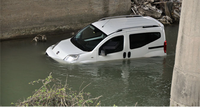 Dereye uçan araçtan çıkıp kaçtılar