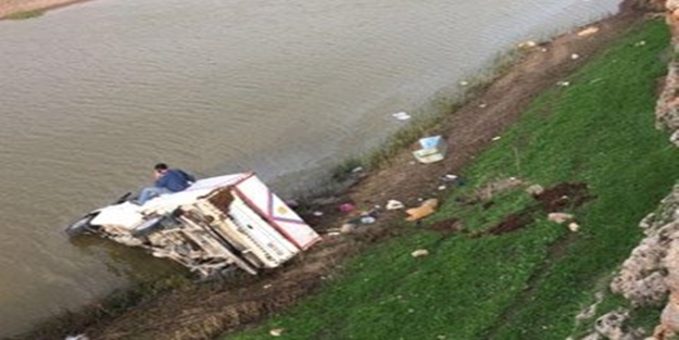 Dereye uçan araçtan yara almadan çıktı