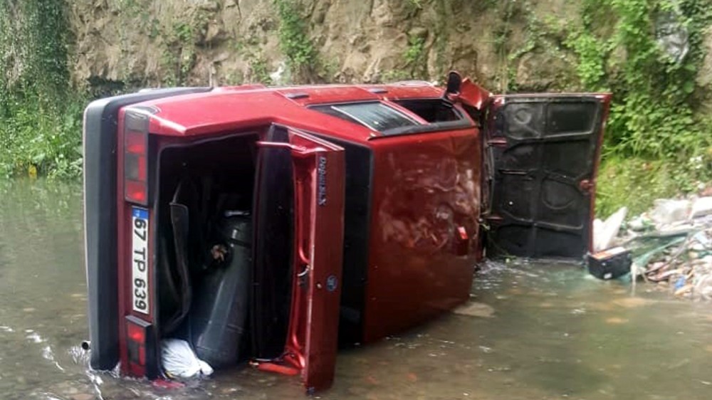 Dereye uçan otomobilin sürücüsü hayatını kaybetti 