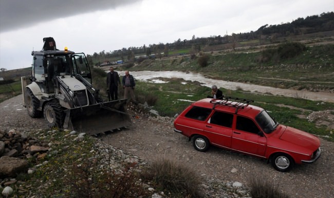 Dereyi geçerken arızalanan otomobil kurtarıldı