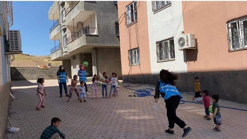 Derik’te Vefa Sosyal Destek Grubu ekipleri çocuklara top dağıttı 