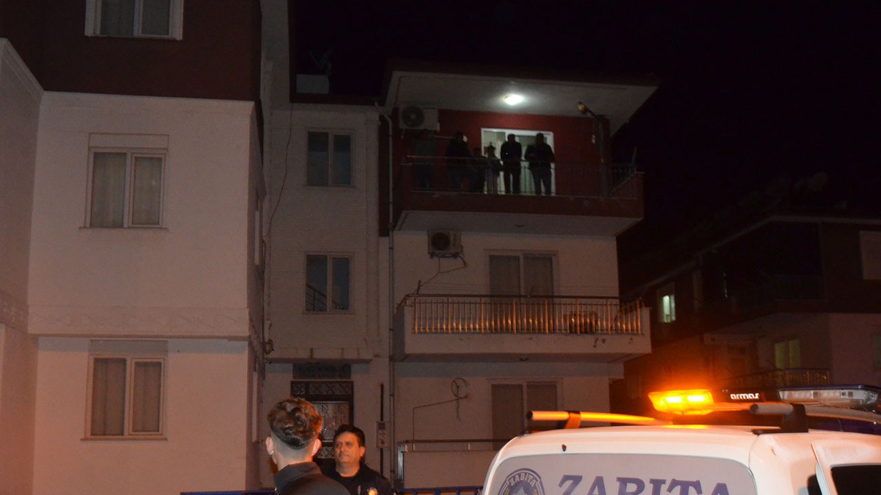 Derin çatlaklar var ama... Mührü kırıp binaya yeniden yerleştiler