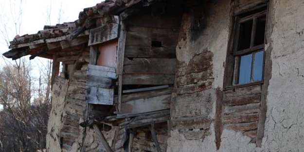 Derme çatma evde yaşamaya çalışıyorlar!