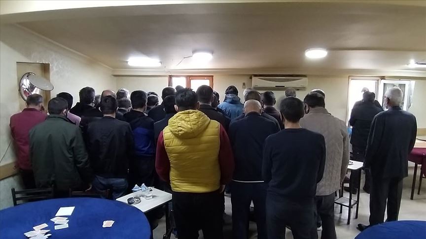 Dernekte kumar oynarken yakalanan 37 kişiye 113 bin 400 lira para cezası