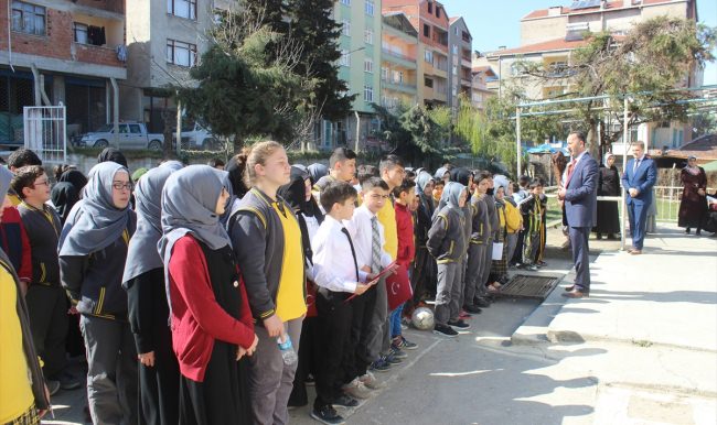 Dernekten başarılı öğrencilere tablet bilgisayar hediyesi