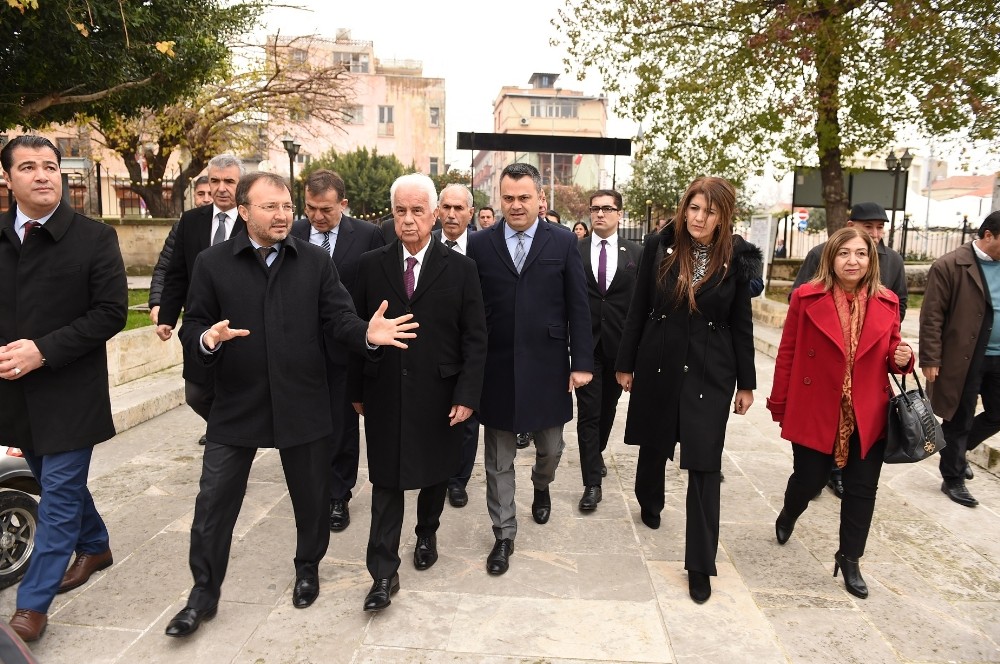 Derviş Eroğlu Tarsus’un tarihi yerlerini gezdi 