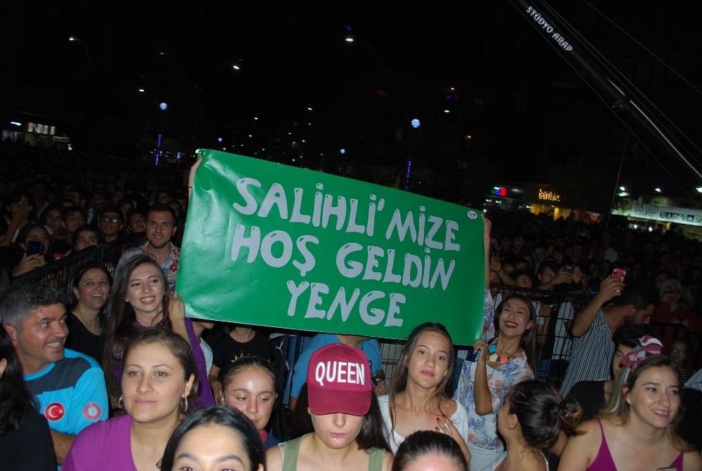 Derya Uluğ’a Manisa’da “Hoş geldin yenge” pankartı 