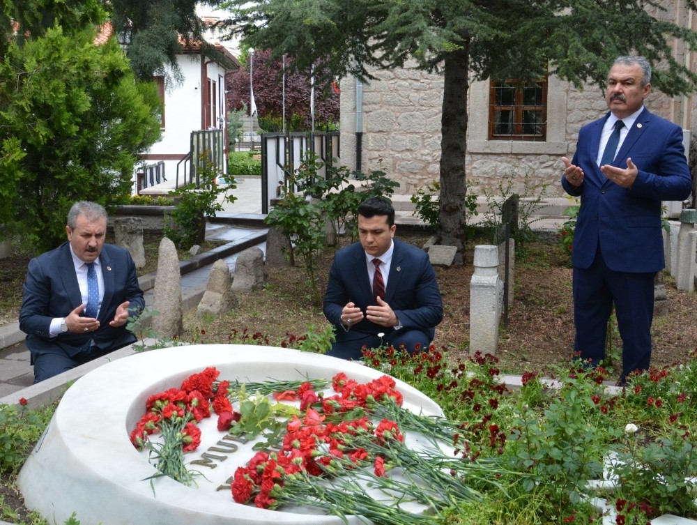 Destici, Muhsin Yazıcıoğlu’nun kabrini ziyaret etti 