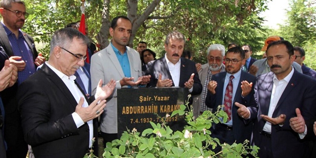 Destici'den Abdurrahim Karakoç'un kabrine ziyaret