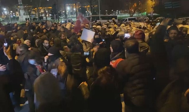 Detayları Bakan Yerlikaya paylaştı! Saraçhane’de provokasyon: polislere alçak saldırı