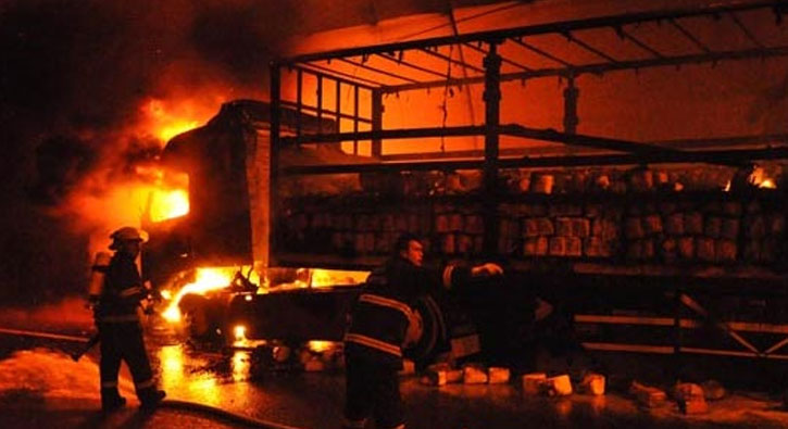 Deterjan yüklü tır alev alev yandı