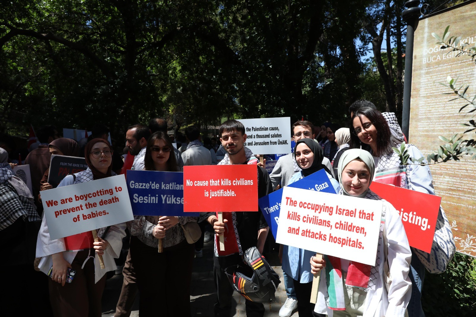 DEÜ’lü öğrencilerden Filistin’le dayanışma yürüyüşü!