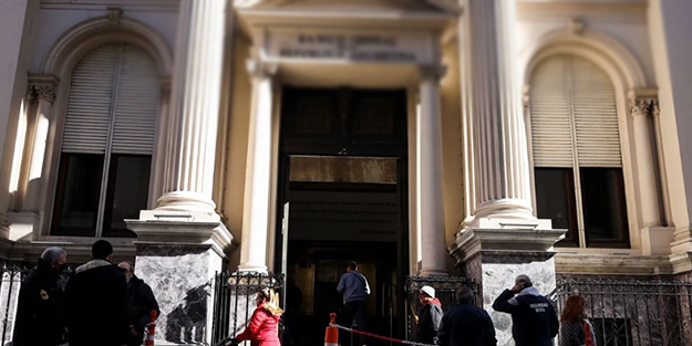 Dev bankanın kasası boşaldı! Halk, banka için cenaze töreni düzenledi