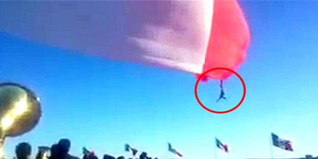 Bayrakla birlikte havaya uçtu! / VİDEO