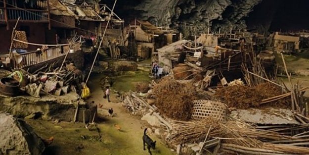 Dev bir mağarada yaşıyorlar!