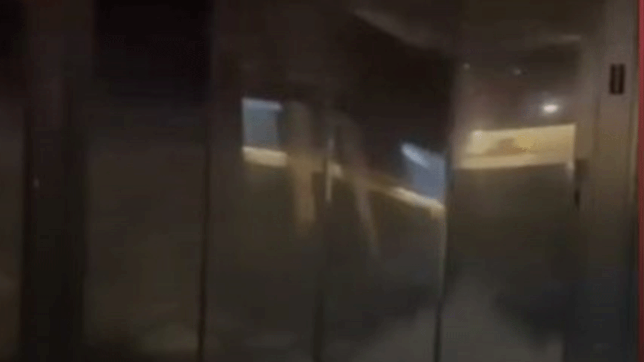 Dev dalgalar dükkanların camlarını böyle patlattı!