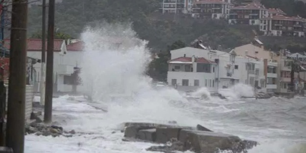 Dev dalgalar evlere ulaştı