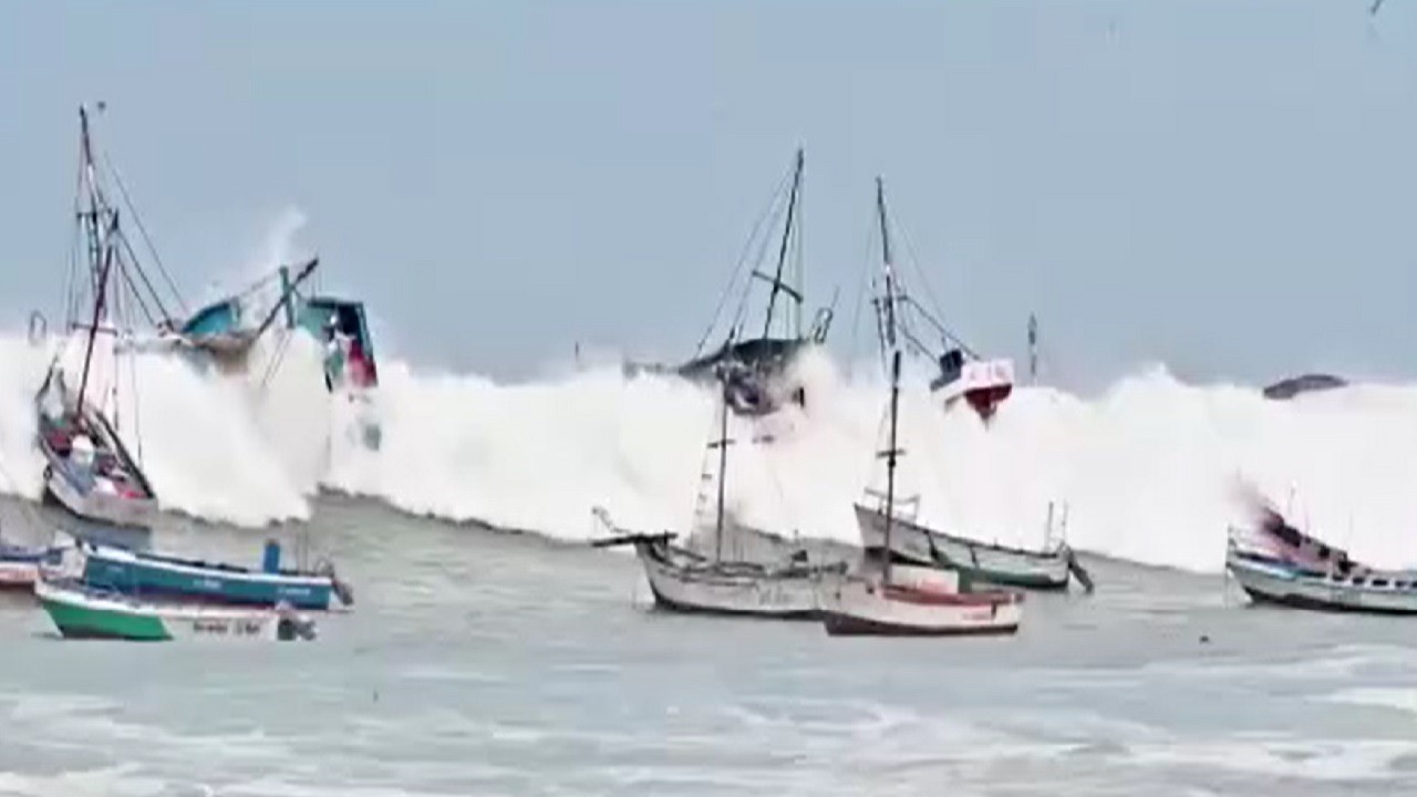 Dev dalgalar hayatı felç etti