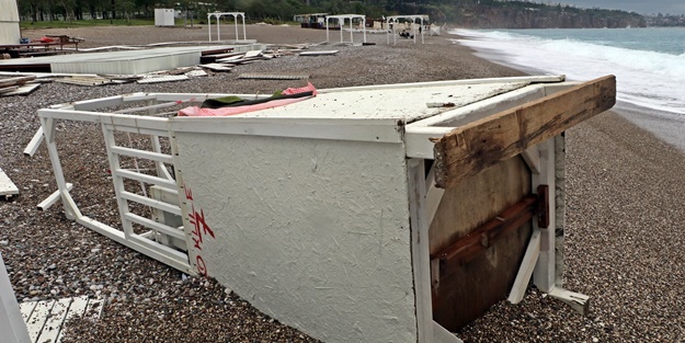 Dev dalgalar kuleleri domino taşı gibi devirdi