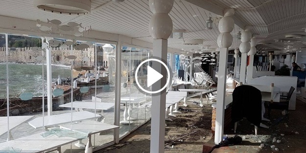 Dev dalgalar restoranı yerle bir etti!