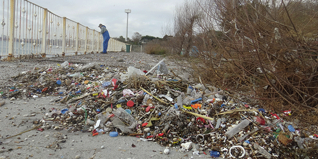 Dev dalgaların ardından Avcılar sahili çöplüğe dönüştü