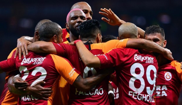Dev derbi Taksim'de esnafın yüzünü güldürdü