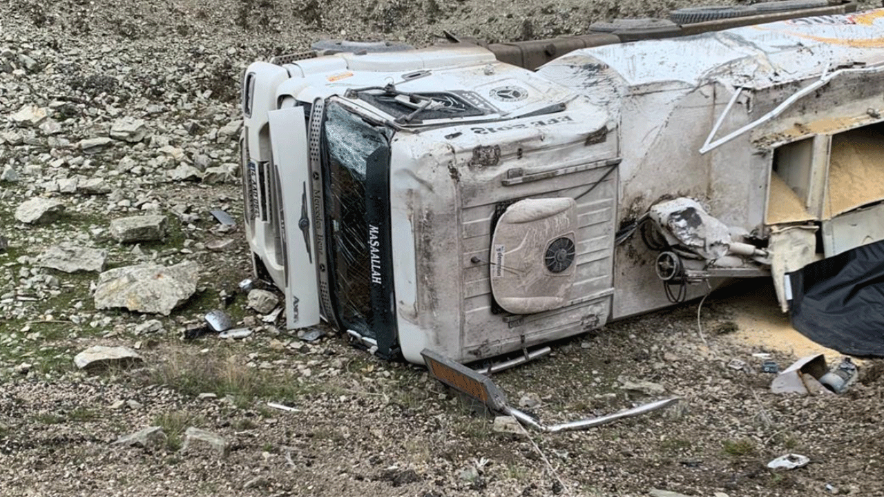 Dev firmanın kamyonu devrildi! Bütün ürünler etrafa saçıldı!