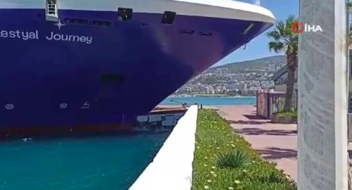 Dev gemi iskeleye böyle çarptı!