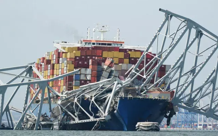 Dev gemi köprüyü yerle bir etti