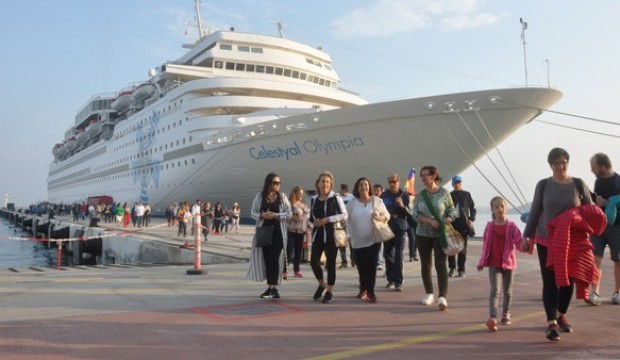 Dev gemi yanaştı! Yüzlerce kişi geldi...