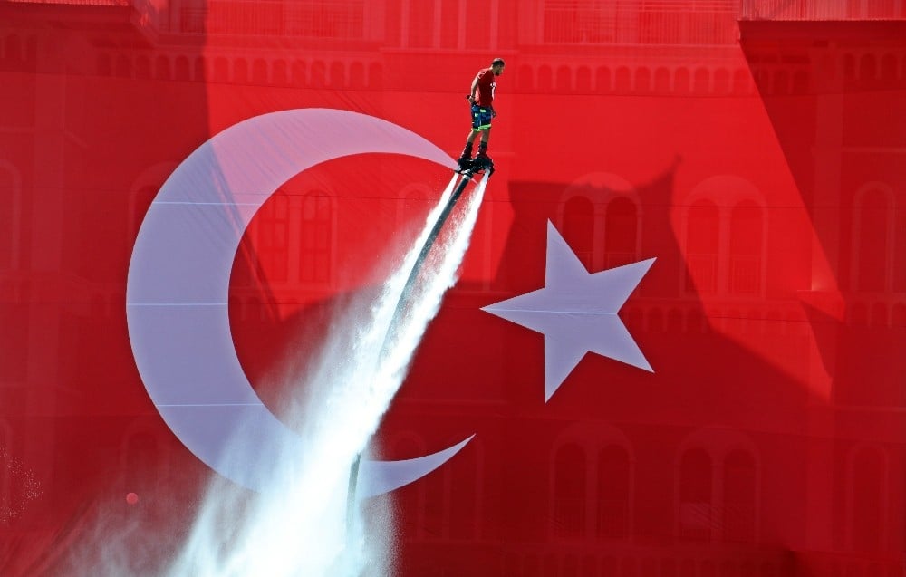 Dev havuzda aynı anda havalanan 10 flyboard ile 30 Ağustos gösterisi 
