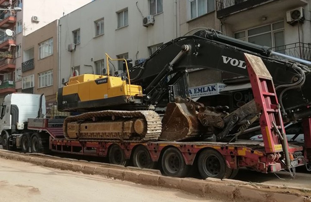 Dev iş makinesi şehir içi trafiği aksattı 