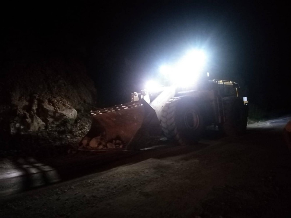 Dev kaya parçaları yola düştü 