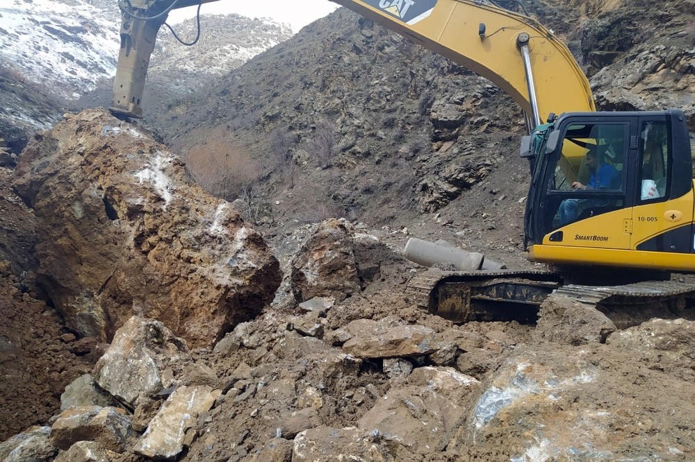 Dev kaya parçası yolu kapattı 