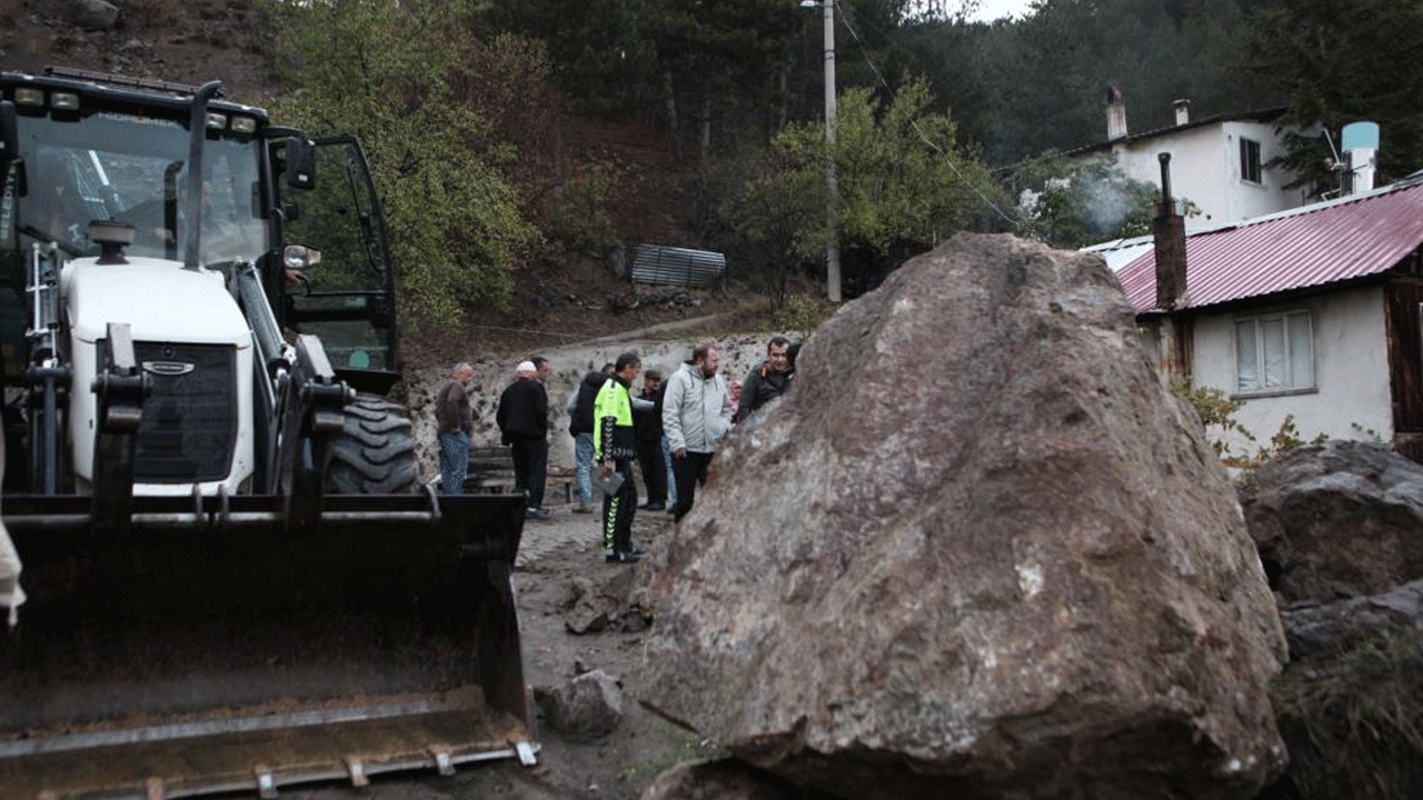 Dev kaya parçası yolun ortasına düştü