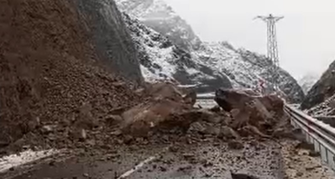 Dev kayalar düştü! Karayolu ulaşıma kapandı!
