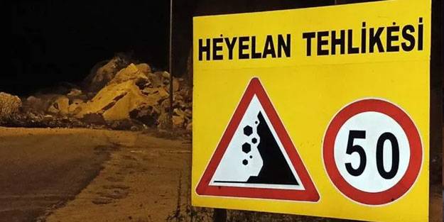 Dev kayalar ilçe yolunu kapattı