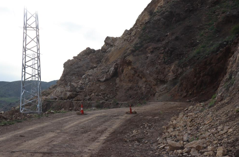 Dev kayalar yolu tamamen kapattı