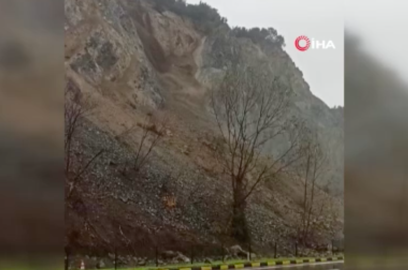 Dev kayaların düştüğü heyelan anı kamerada!