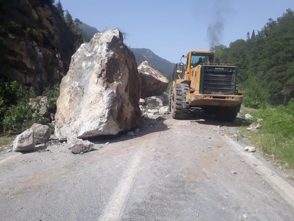 Dev kayaların düştüğü yol trafiğe açıldı 