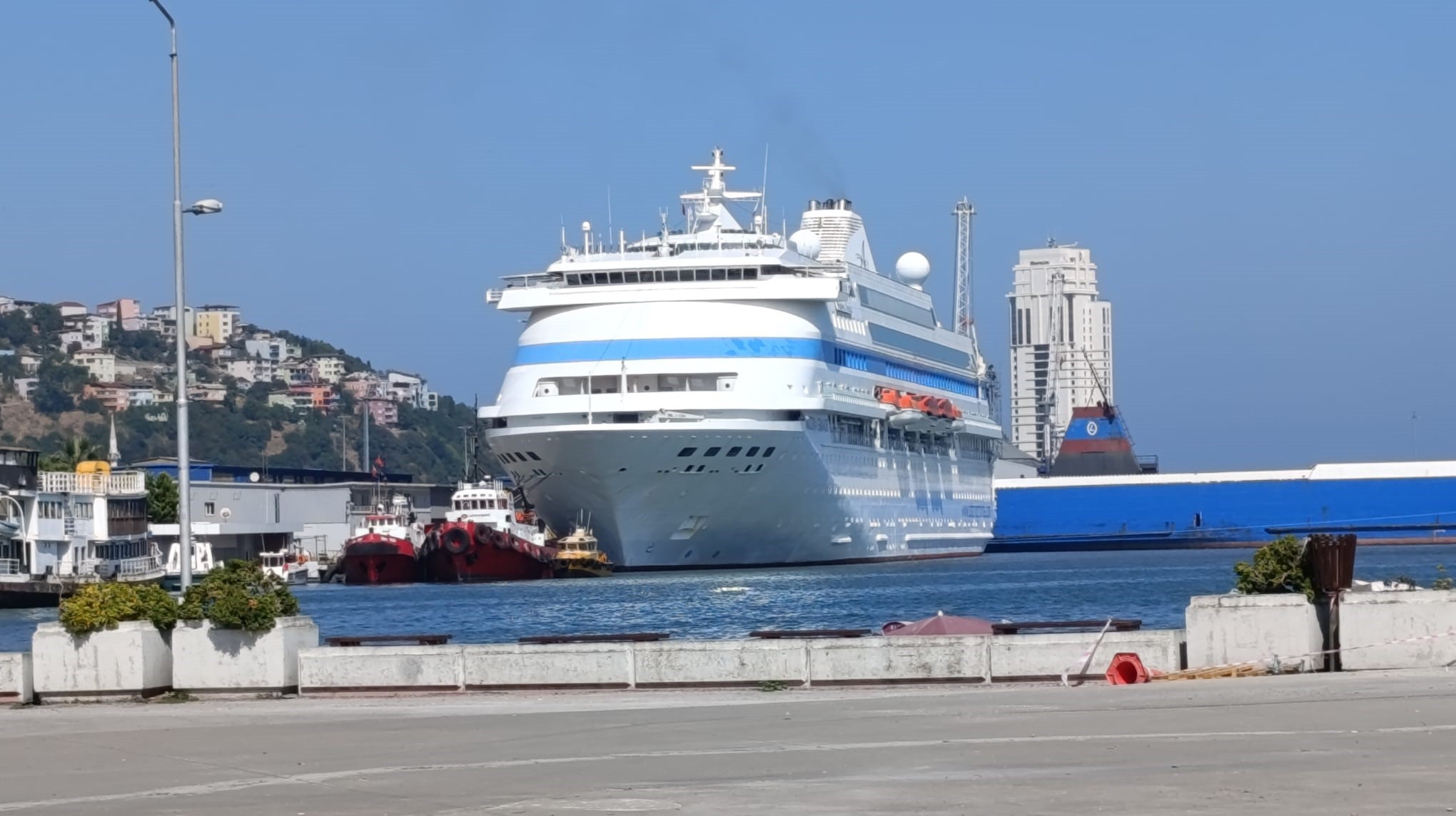 Dev kruvaziyer bin 73 yolcusuyla Samsun'a demir attı!