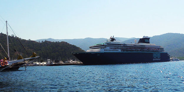 Dev kruvaziyer gemi Marmaris Limanı'na yanaştı