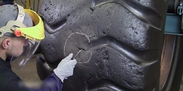 Dev lastiği böyle tamir ediyor!