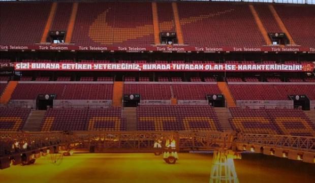 Dev maçta Arda Turan'ı yıkan pankart!