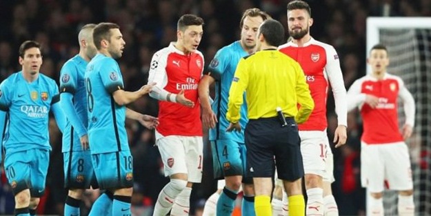 Dev maçta Cüneyt Çakır'a küfür şoku