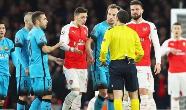 Dev maçta Cüneyt Çakır'a küfür şoku