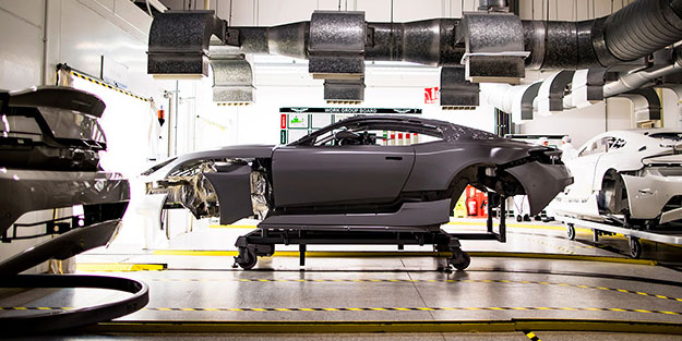 Dev otomobil markasından radikal karar!